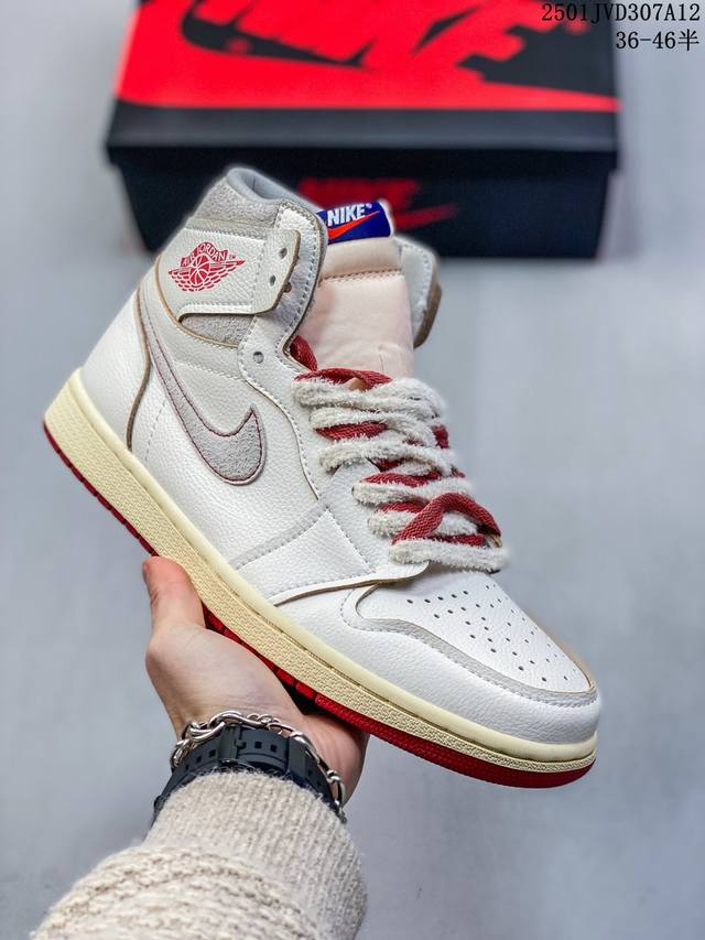 耐克 Nike Air Jordan 1 Retro High Og 乔丹一代篮球鞋复刻运动鞋 皮面高帮板鞋的设计灵感源自运动夹克，带你重温入选球队时刻。采用经