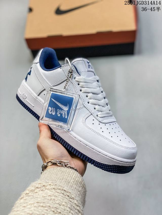 耐克 Nike Air Force 1 空军一号运动鞋 设计灵感源自摔跤运动，助你发挥天赋，震撼全场。华丽设计搭配优质皮革，契合不同造型，增添夺目风采，打造纯正