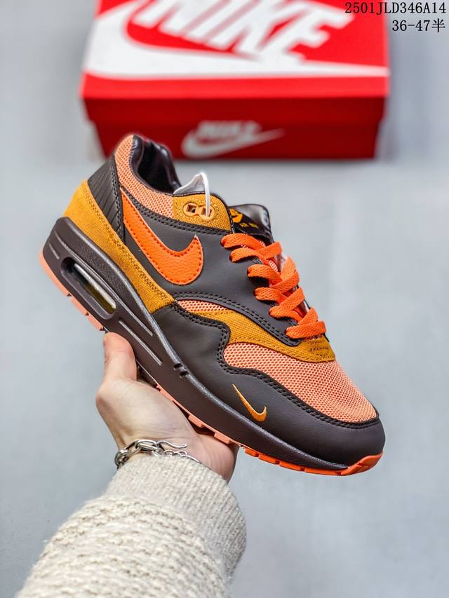 简介：公司级耐克 Nike Air Max1 Sp混合科技 透气后掌半气垫慢跑鞋 兼具非凡优质外观和出色穿着体验！性能出众的一双透气鞋面后置半掌气垫运动鞋。货号