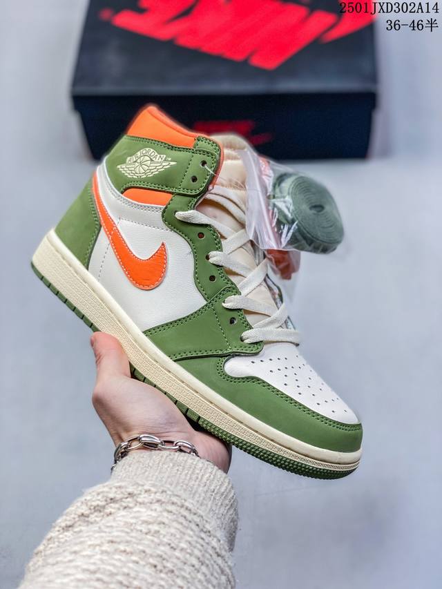 耐克 Nike Air Jordan 1 Retro High Og 乔丹一代篮球鞋复刻运动鞋 皮面高帮板鞋的设计灵感源自运动夹克，带你重温入选球队时刻。采用经