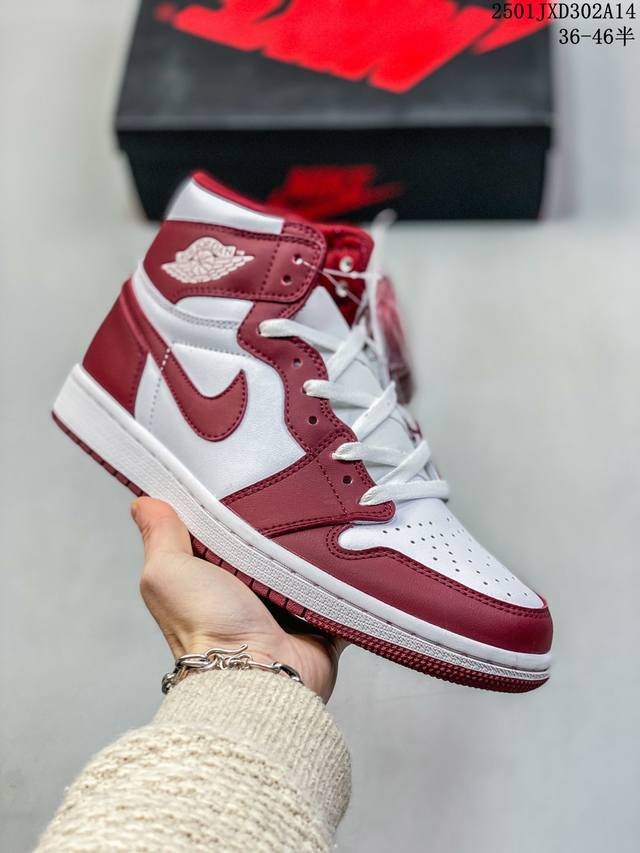 耐克 Nike Air Jordan 1 Retro High Og 乔丹一代篮球鞋复刻运动鞋 皮面高帮板鞋的设计灵感源自运动夹克，带你重温入选球队时刻。采用经