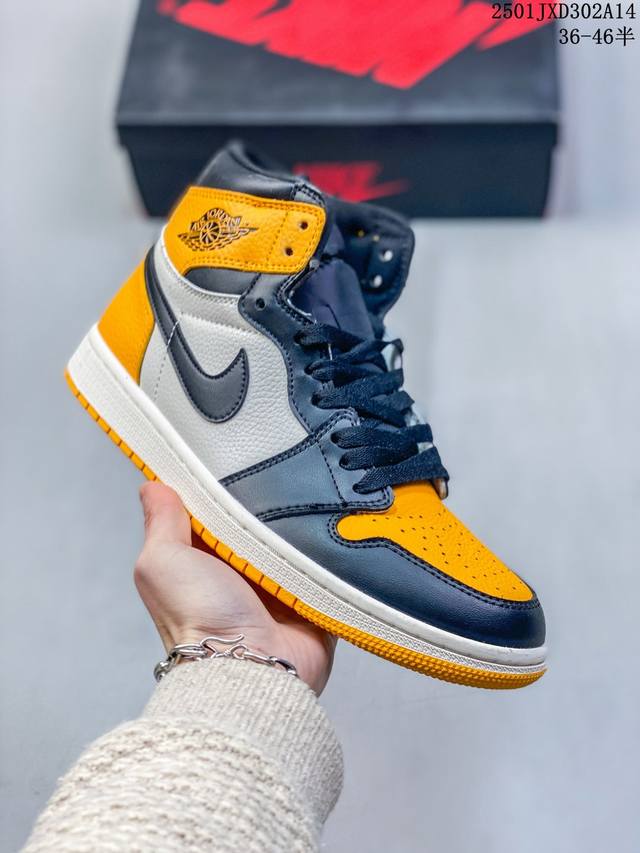 耐克 Nike Air Jordan 1 Retro High Og 乔丹一代篮球鞋复刻运动鞋 皮面高帮板鞋的设计灵感源自运动夹克，带你重温入选球队时刻。采用经