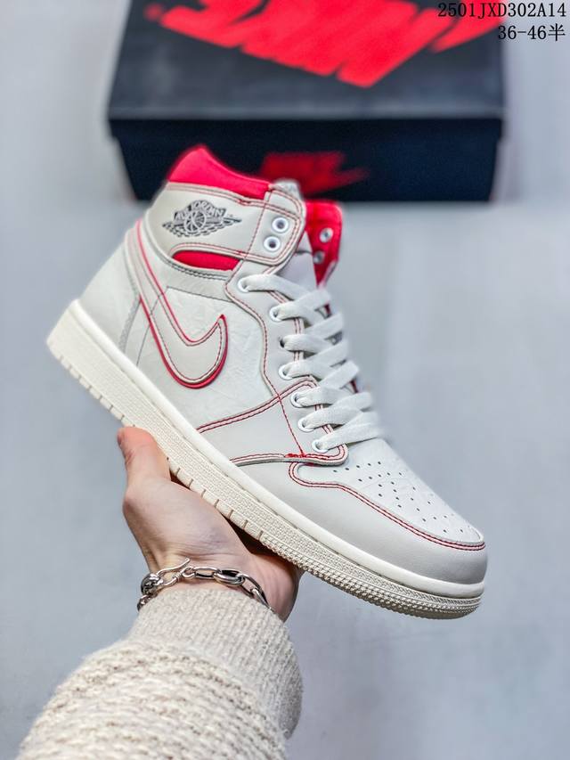 耐克 Nike Air Jordan 1 Retro High Og 乔丹一代篮球鞋复刻运动鞋 皮面高帮板鞋的设计灵感源自运动夹克，带你重温入选球队时刻。采用经