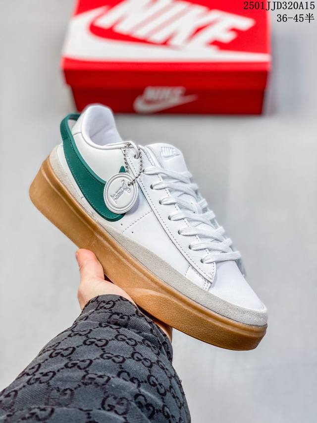 Nike 耐克 Nike Blazer Phantom Low 运动鞋 将现代格调与经典 Nike 风范巧妙糅合。采用轻盈利落设计，焕新演绎经典鞋款。该鞋款带来