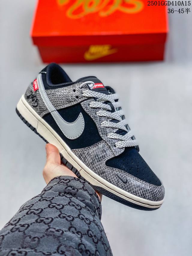 Nike Sb Dunk Low 蛇年高端定制 推出蒙口联名款 。鞋身小青龙分布在列，蛇皮纹路清晰 与蛇年完美相映，双色鞋带搭配，完美的颜色搭配,再垫上具有“抗