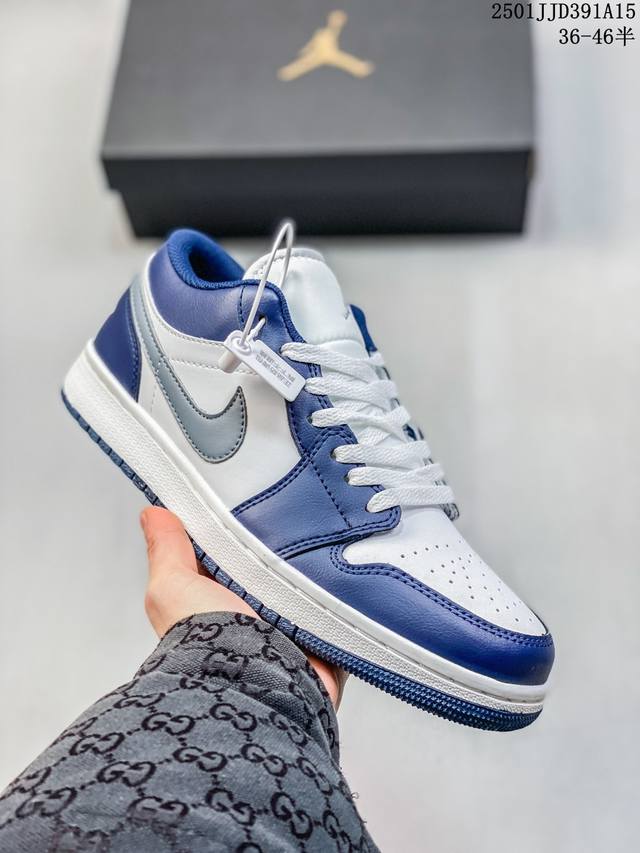 Jordan 1 乔丹一代Aj1 乔1 Aj1 篮球鞋复刻运动鞋。皮面高帮板鞋的设计灵感源自运动夹克，带你重温入选球队时刻。采用经典学院风配色，搭配耐克大勾设计