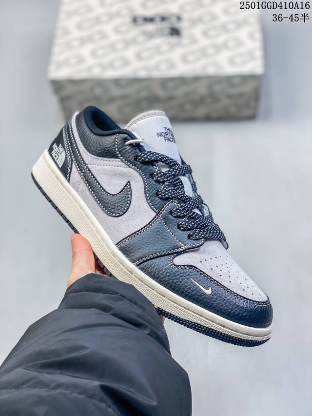 限量发售！ Air Jordan 1 Low Aj1乔1低帮休闲板鞋， “黑勾黑棕绒面配色-北面联名定制款” 个性的设计风格以及品牌的经典元素 使其成为一双具有