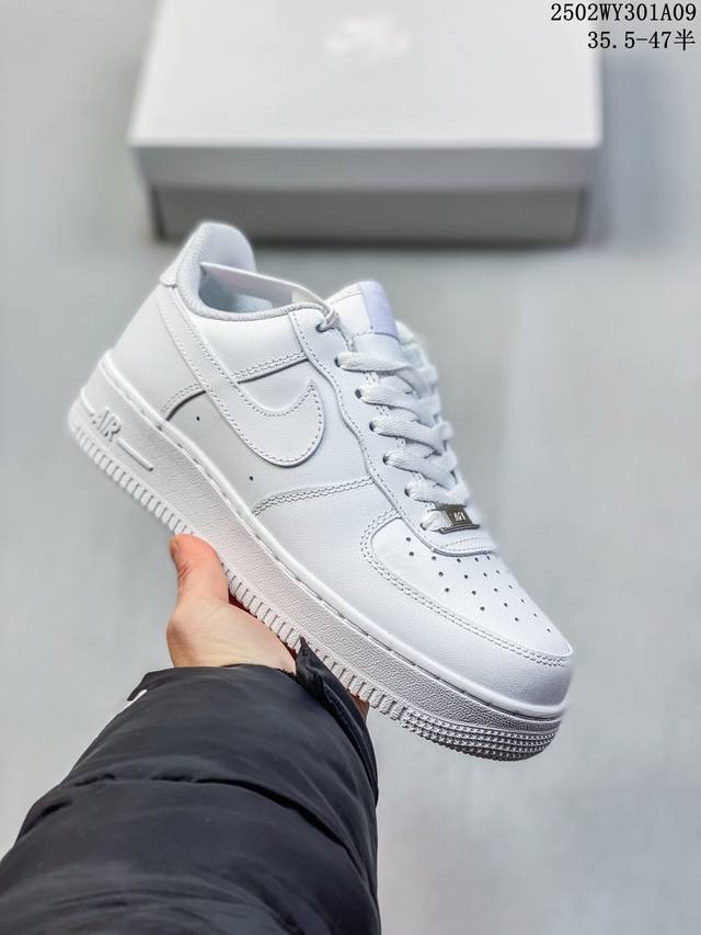 开春福利推荐 特价 Nike Air Force 1 ’07 Low 空军一号低帮百搭休闲运动板鞋。柔软、弹性十足的缓震性能和出色的中底设计，横跨复古与现代的外