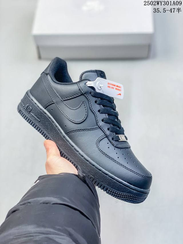 开春福利推荐 特价 Nike Air Force 1 ’07 Low 空军一号低帮百搭休闲运动板鞋。柔软、弹性十足的缓震性能和出色的中底设计，横跨复古与现代的外