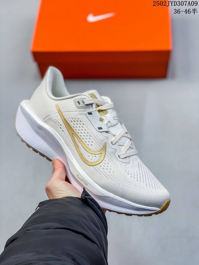 公司级Nike Quest 6极速6代网面透气 时尚休闲跑步鞋 简约高科技设计采用多层材料，为双足带来凉爽感受和稳固体验时尚鞋面搭配中足包覆设计，提供稳固贴合感 - 点击图像关闭