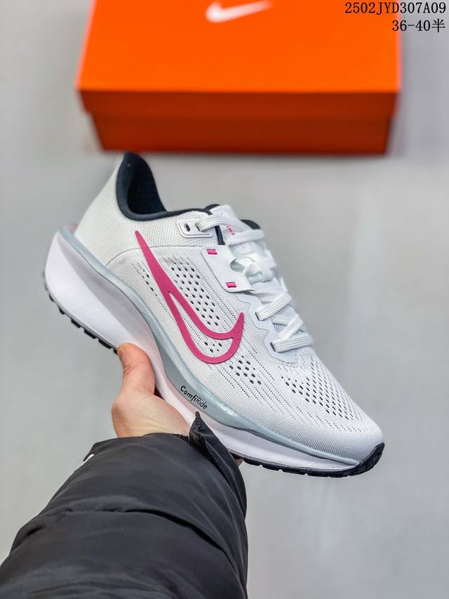 公司级Nike Quest 6极速6代网面透气 时尚休闲跑步鞋 简约高科技设计采用多层材料，为双足带来凉爽感受和稳固体验时尚鞋面搭配中足包覆设计，提供稳固贴合感