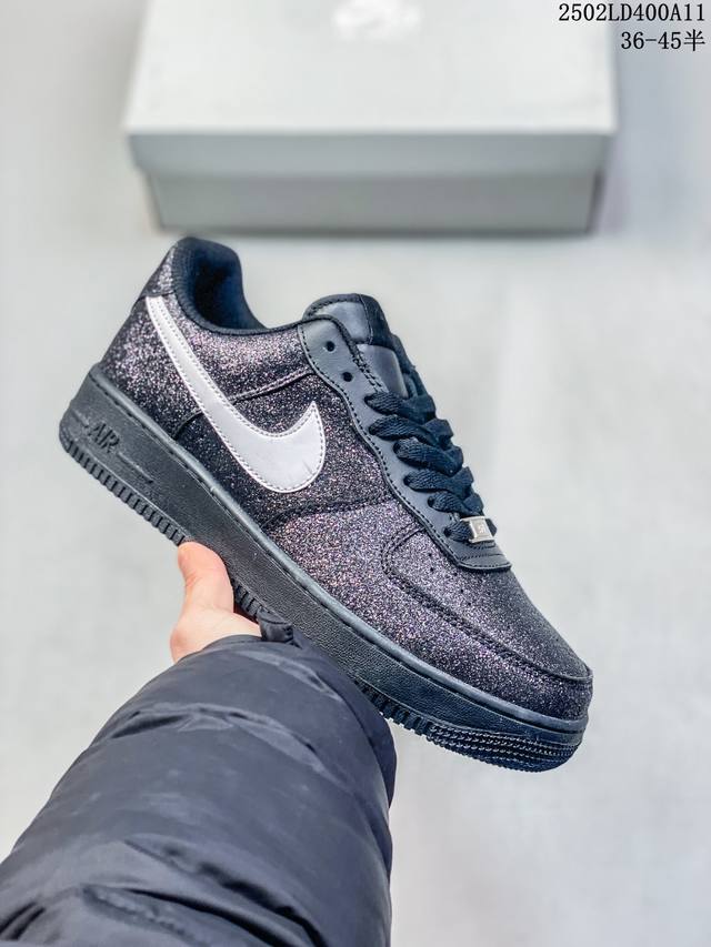 福利推荐 耐克 Nike Air Force 1 '07 Low 空军一号含气垫 低帮百搭厚底增高休闲运动板鞋。柔软、弹性十足的缓震性能和出色的中底设计，蛇年限