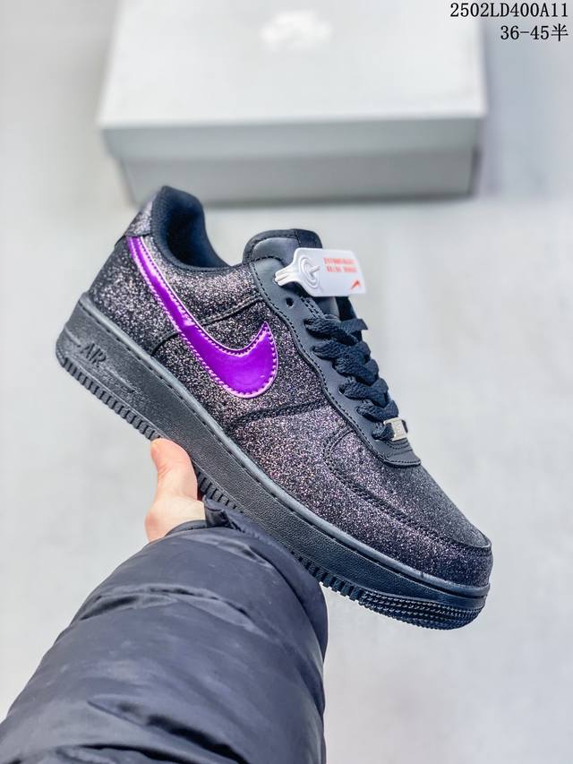 福利推荐 耐克 Nike Air Force 1 '07 Low 空军一号含气垫 低帮百搭厚底增高休闲运动板鞋。柔软、弹性十足的缓震性能和出色的中底设计，蛇年限