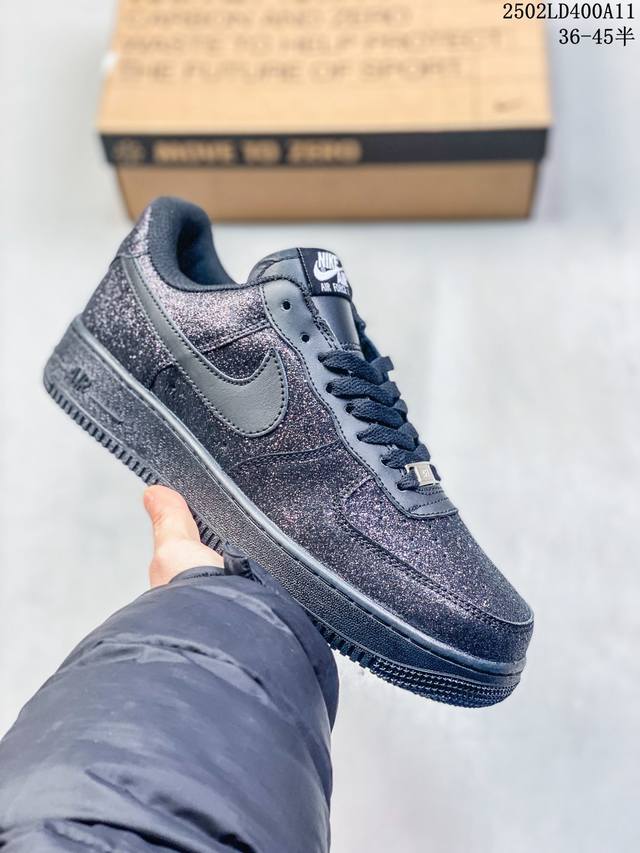 福利推荐 耐克 Nike Air Force 1 '07 Low 空军一号含气垫 低帮百搭厚底增高休闲运动板鞋。柔软、弹性十足的缓震性能和出色的中底设计，蛇年限