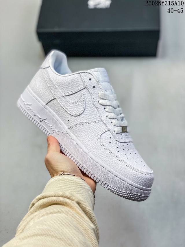 Air Force 1 ’07 Low 低帮百搭休闲运动板鞋。柔软、弹性十足的缓震性能和出色的中底设计，横跨复古与现代的外型结合，造就出风靡全球三十多年的For