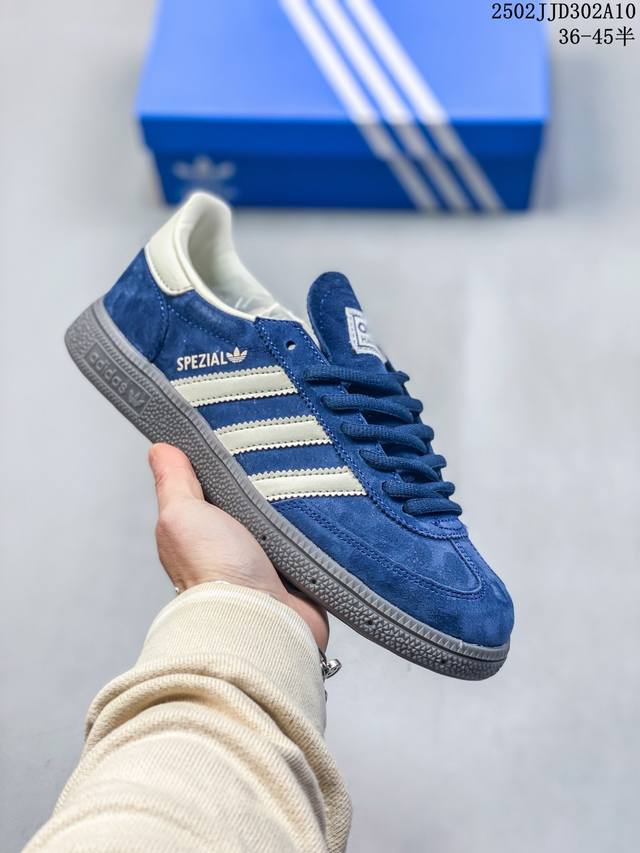 Adidas Originals Handball Special 褐色 此款鞋延续了橡胶外底和经典款式的传统。优质绒面革鞋面和标志性的3条纹采用明亮的对比色，