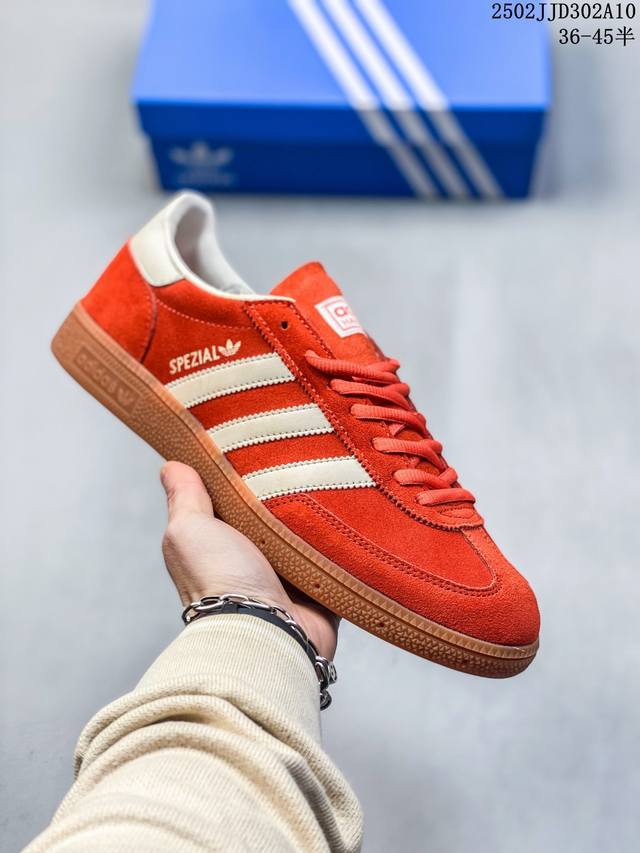 Adidas Originals Handball Special 褐色 此款鞋延续了橡胶外底和经典款式的传统。优质绒面革鞋面和标志性的3条纹采用明亮的对比色，