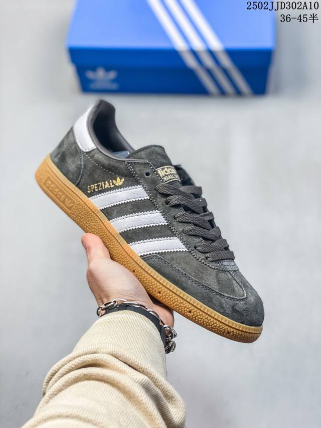 Adidas Originals Handball Special 褐色 此款鞋延续了橡胶外底和经典款式的传统。优质绒面革鞋面和标志性的3条纹采用明亮的对比色，