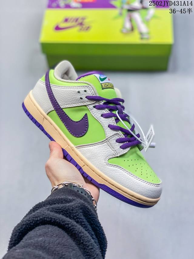 耐克Nike Sb Dunk Low Pro 扣篮系列复古低帮休闲运动滑板板鞋。采用脚感柔软舒适Zoomair气垫，有效吸收滑板等极限运动在落地时带来的冲击力，