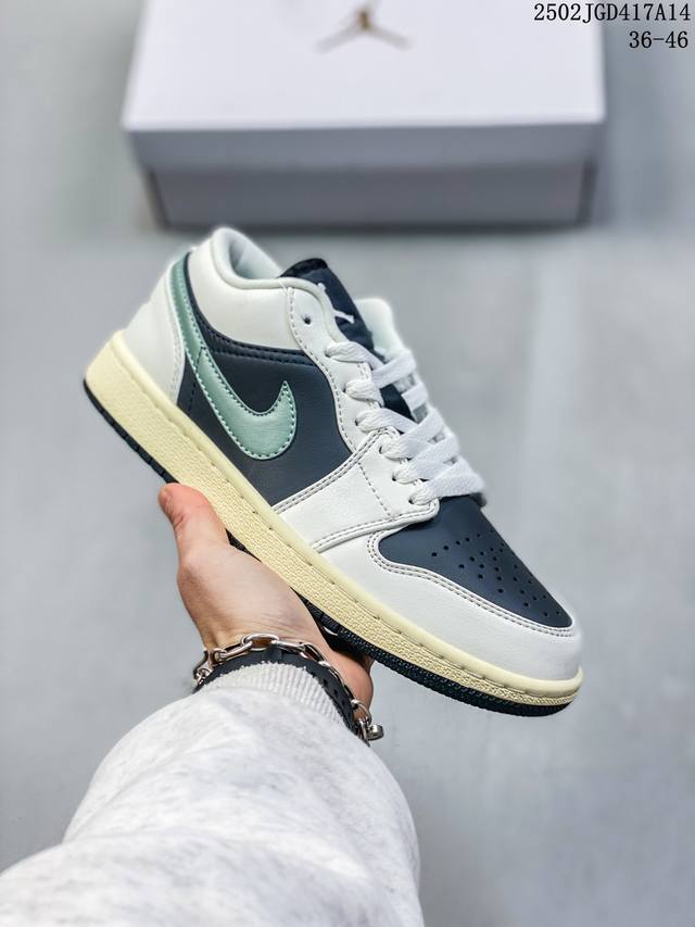 Air Jordan 1 Low Aj1乔1低帮休闲板鞋 同步官方配色 原档冲孔鞋头 正确满胶鞋垫 四线拉帮 原厂织唛标 鞋舌高弹海绵填充。 Size：35.5