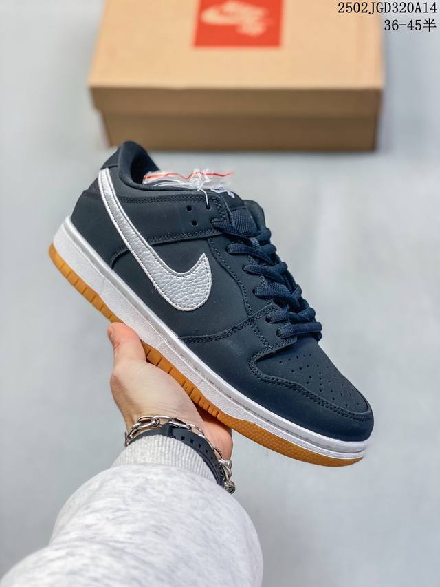 真标 耐克Nike Dunk Low 板鞋 Sb系列经典百搭休闲运动板鞋。加厚鞋舌的填充，使舒适性大大提升，同时也更方便穿脱中底部分则加入了脚感柔软舒适Zoom