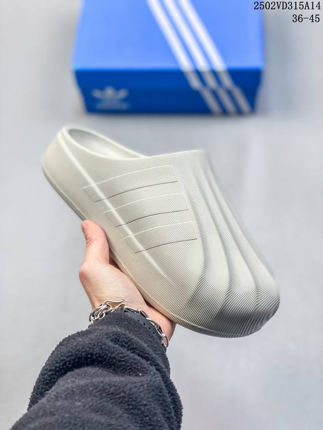 Adidas Originals 此款以简约大方的造型设计，给人以随性休闲的时尚格调，穿着舒适轻便，运动灵活自如，满足日常个性穿搭。 尺码：36-45 编码：0