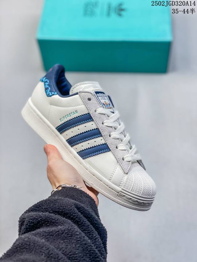 阿迪达斯 Adidas Superstar 三叶草经典贝壳头系列 新款休闲板鞋潮流女士运动鞋 。鞋面柔软皮革材质 标志性的贝壳鞋头，锯齿三条纹，简约的线条。就连