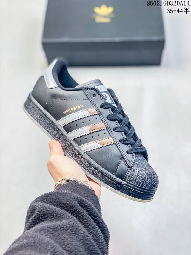 阿迪达斯 Adidas Superstar 三叶草经典贝壳头系列 新款休闲板鞋潮流女士运动鞋 。鞋面柔软皮革材质 标志性的贝壳鞋头，锯齿三条纹，简约的线条。就连