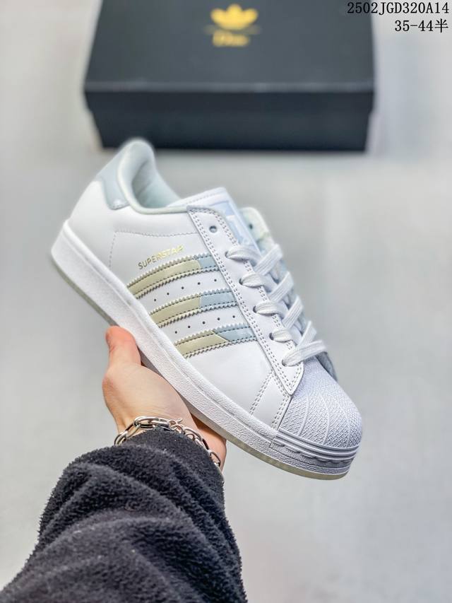 阿迪达斯 Adidas Superstar 三叶草经典贝壳头系列 新款休闲板鞋潮流女士运动鞋 。鞋面柔软皮革材质 标志性的贝壳鞋头，锯齿三条纹，简约的线条。就连