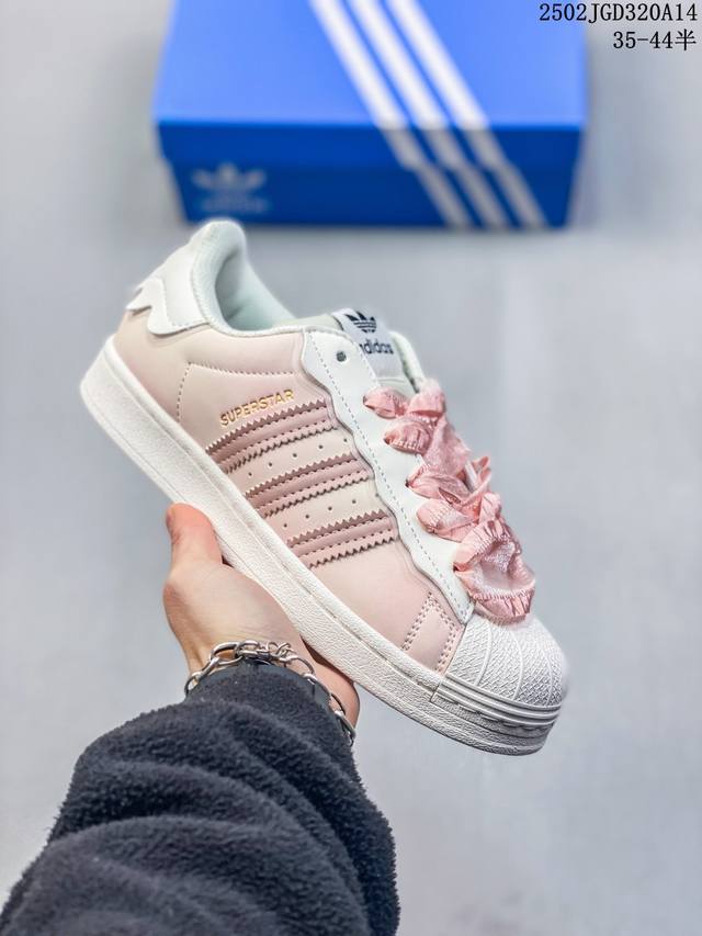 阿迪达斯 Adidas Superstar 三叶草经典贝壳头系列 新款休闲板鞋潮流女士运动鞋 。鞋面柔软皮革材质 标志性的贝壳鞋头，锯齿三条纹，简约的线条。就连