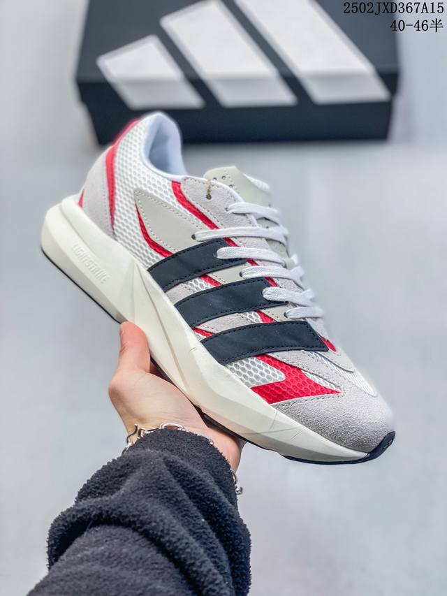 Adidas Lightblaze 舒适防滑低帮跑步鞋，轻盈缓震搭载Lghtstrike中底科技