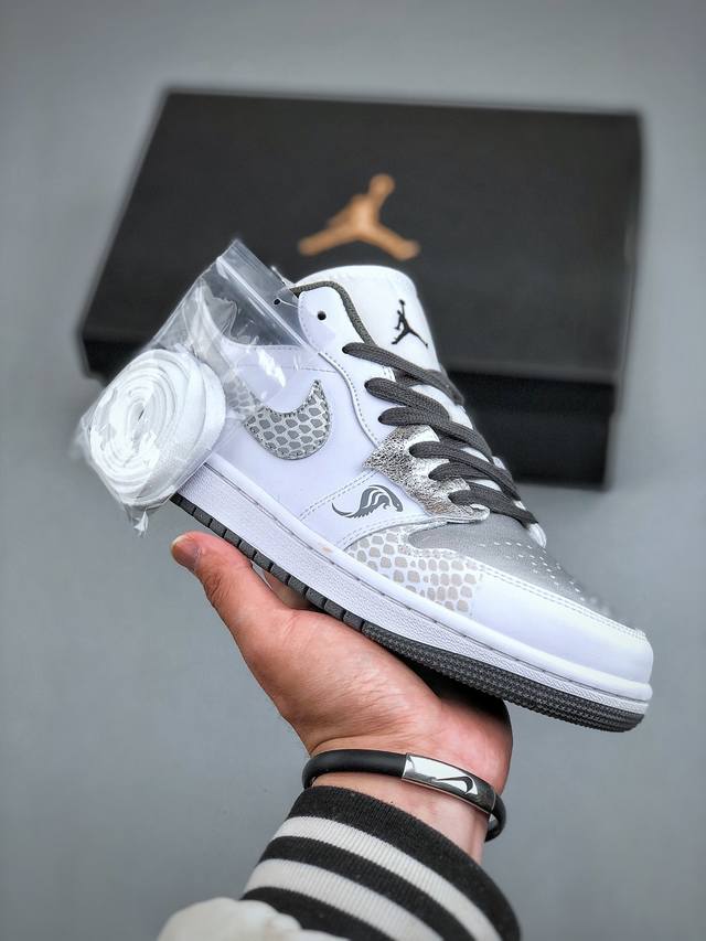 Air Jordan 1 Low Aj1 乔1蛇年定制 低帮文化篮球鞋 553558-152 尺码：39-46 半