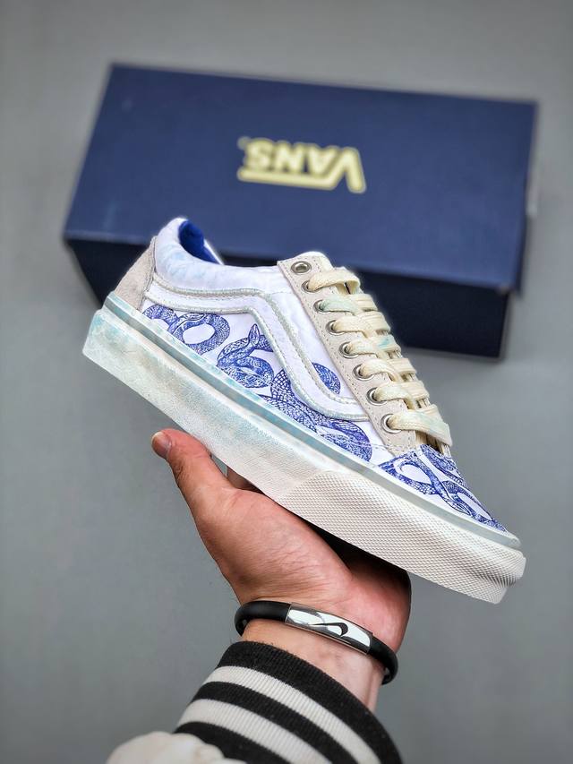 Vans蛇年青花瓷来了 Vans Premium Old Skool 36 蛇年配色可谓设计细节拉满，褶皱皮革、蓝染、蛇纹、做旧日、水晶底，后跟还有刺绣“蛇”文