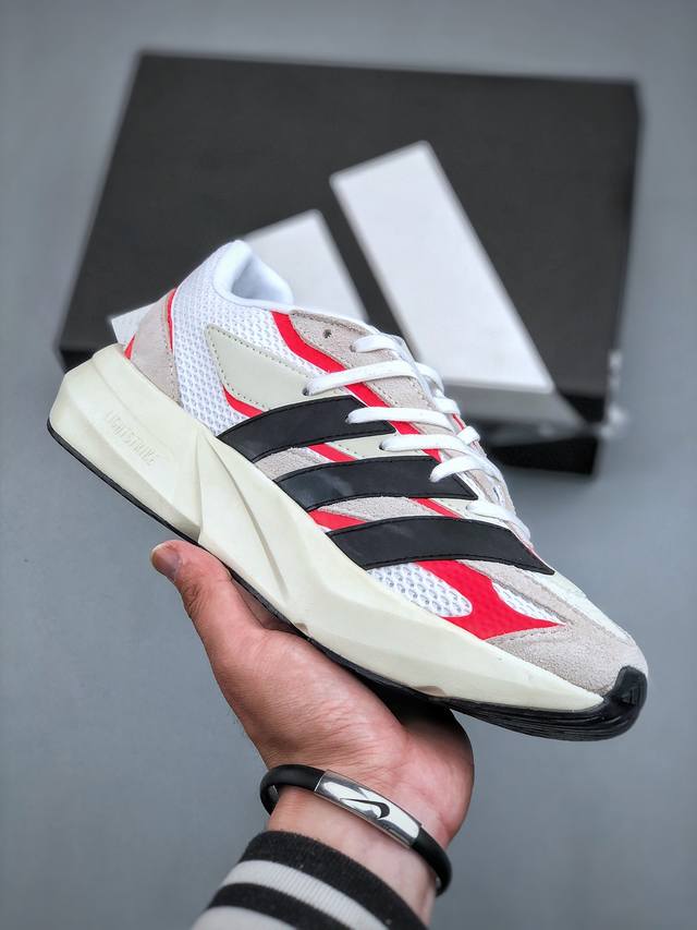 Adidas Lightblaze 白黑红 减震专业跑步鞋 冲向目标，一路向前，不断挑战和突破自我无论是平时训练还是马拉松，让这款Adidas跑步鞋伴你畅快开跑