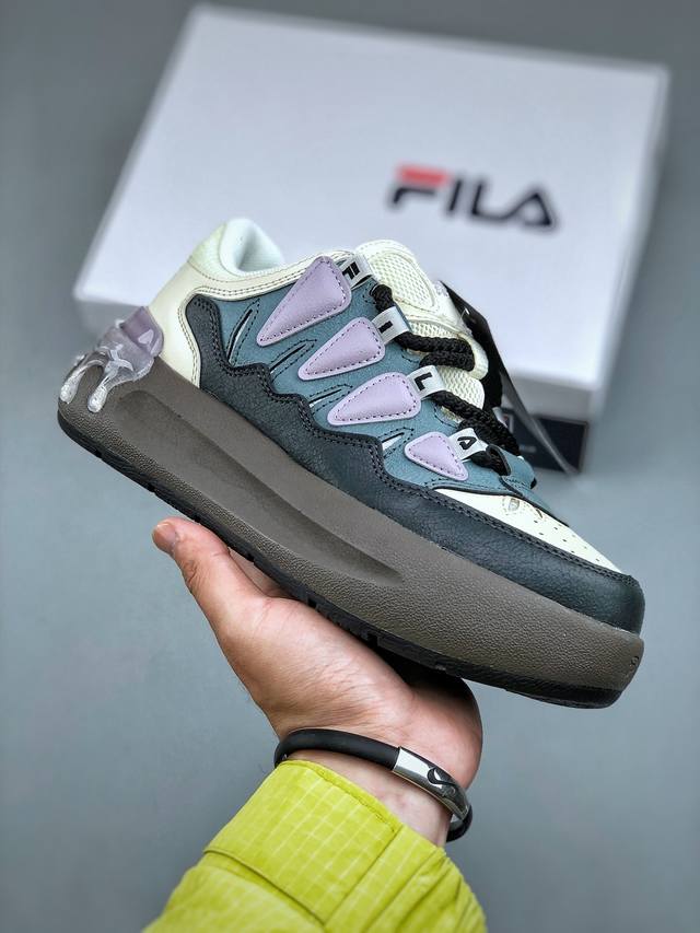 Fila Carrot 2 斐乐萝卜鞋2.0 经典百搭休闲 防滑减震耐磨低帮板鞋 传承了 Fila 的百年基因，融入年轻运动及潮流文化，成为引领变革、创新突破的