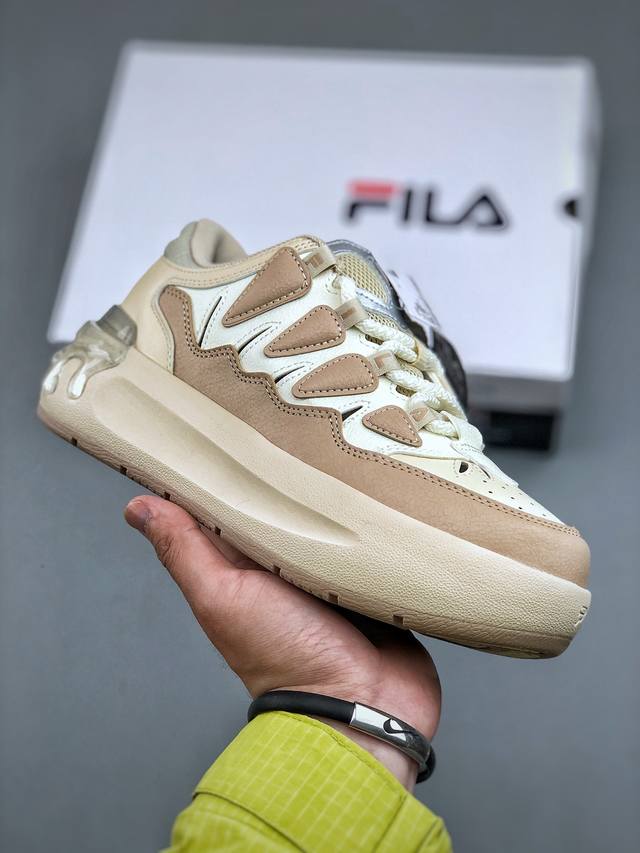 Fila Carrot 2 斐乐萝卜鞋2.0 经典百搭休闲 防滑减震耐磨低帮板鞋 传承了 Fila 的百年基因，融入年轻运动及潮流文化，成为引领变革、创新突破的