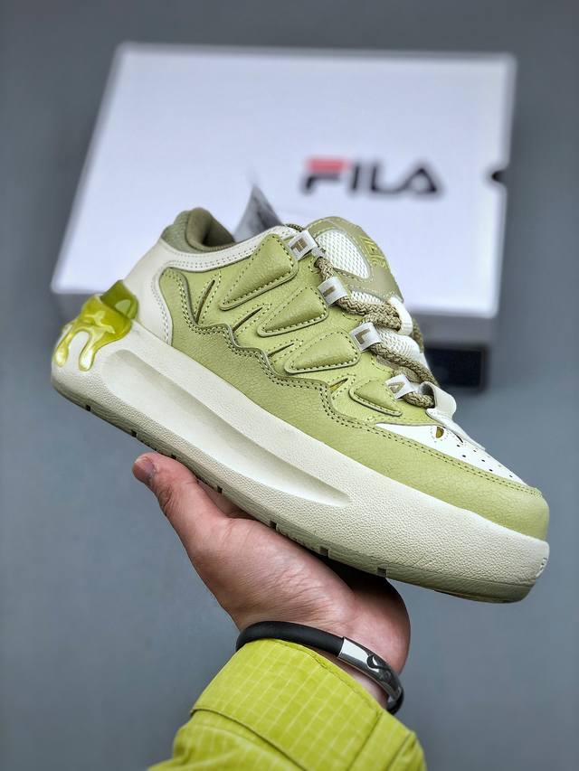 Fila Carrot 2 斐乐萝卜鞋2.0 经典百搭休闲 防滑减震耐磨低帮板鞋 传承了 Fila 的百年基因，融入年轻运动及潮流文化，成为引领变革、创新突破的