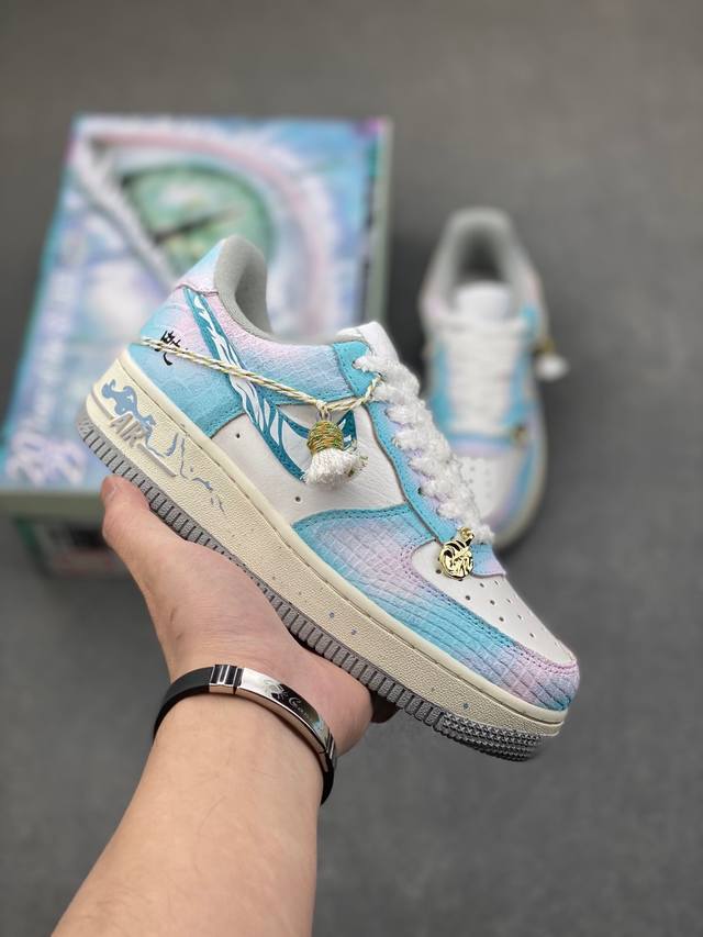 Cny蛇年限定 Nike Air Force 1 Yunyu Jian” “云屿间” 礼盒装空军一号低帮休闲运动板鞋 在时光的长河悄然淌至蛇年之际，云屿间宛如被