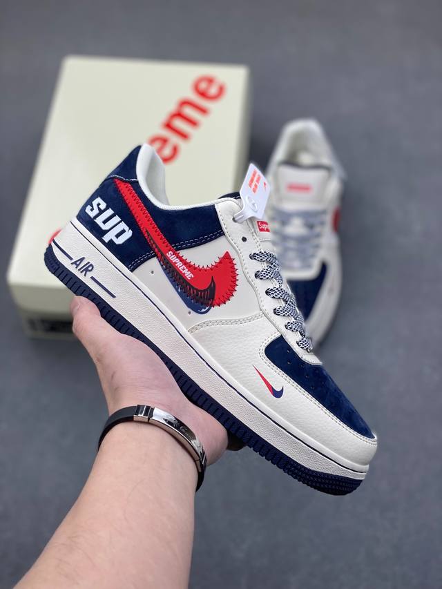 海外限量发售！公司级Nike Air Force 1 '07 Low “Supreme联名 红蓝双勾”空军一号 低帮 运动鞋 休闲鞋 折边针车 工艺难度大 原楦