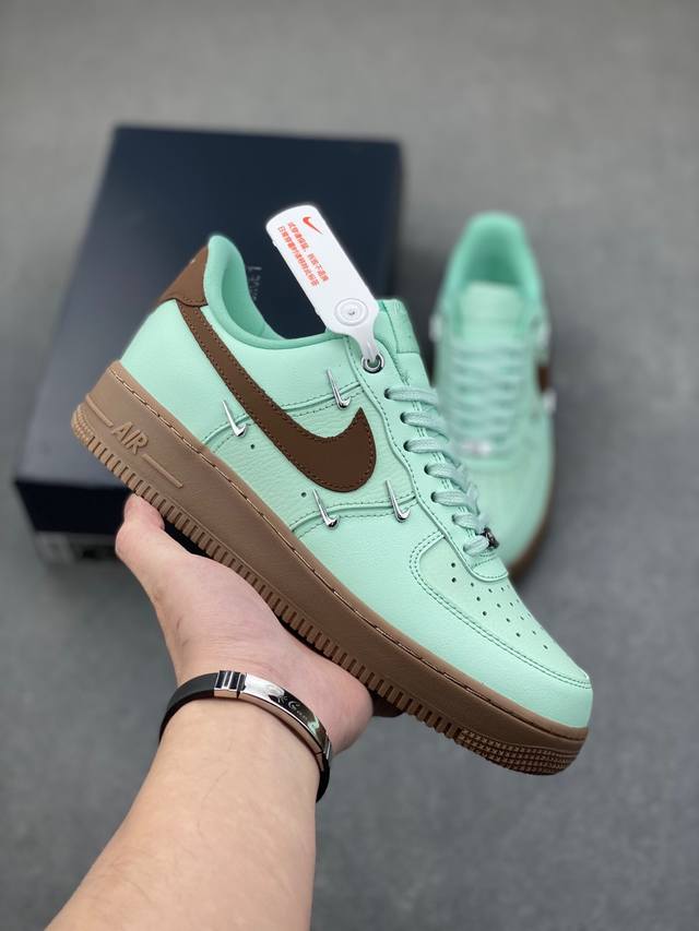 耐克Nike Air Force 1‘07 空军一号低帮百搭休闲运动板鞋。柔软、弹性十足的缓震性能和出色的中底设计，横跨复古与现代的外型结合，造就出风靡全球三十 - 点击图像关闭