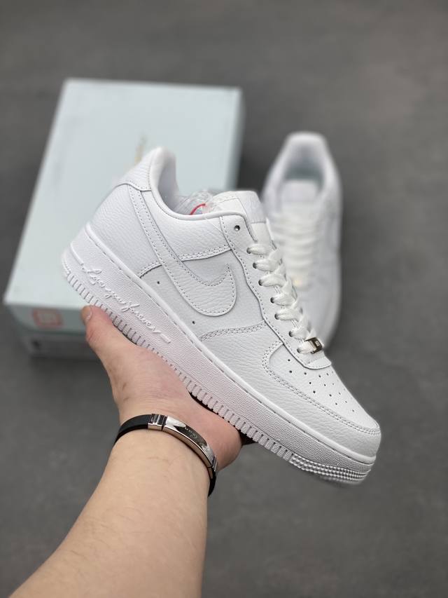 Nike Air Force 1 Low 空军一号低帮百搭休闲运动板鞋。柔软、弹性十足的缓震性能和出色的中底设计，横跨复古与现代的外型结合，造就出风靡全球三十多