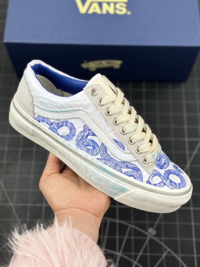 本地 核心私 Vans蛇年青花瓷来了 Vans Premium Old Skool 36 蛇年配色可谓设计细节拉满，褶皱皮革、蓝染、蛇纹、做旧日、水晶底，后跟还