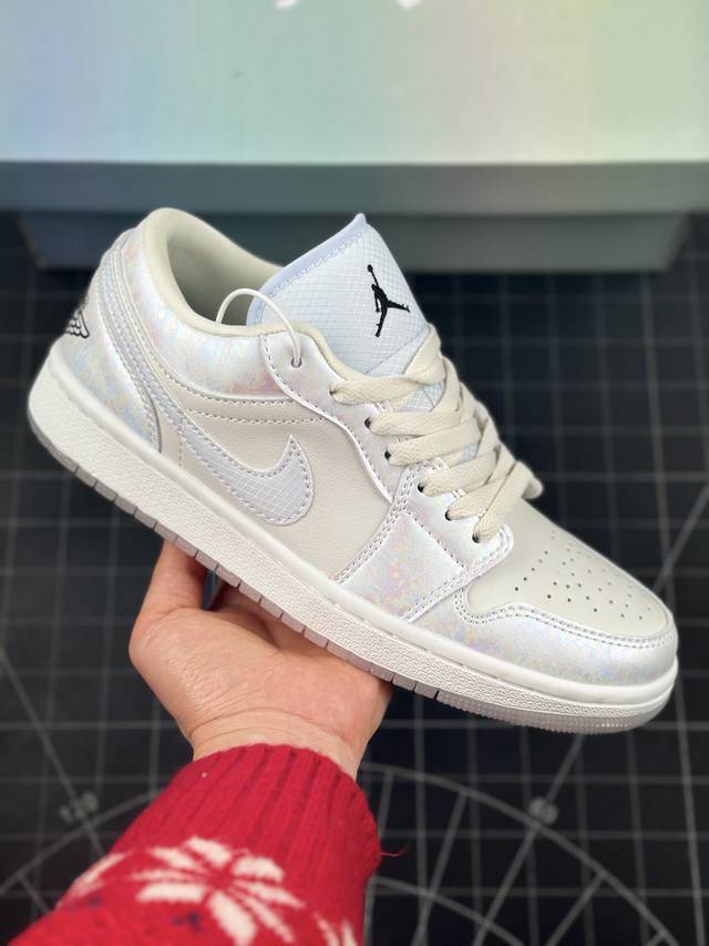 本地 核心私 Air Jordan 1 Low Se Cny 蛇年限定 幻彩珠光 Aj1 乔丹1代 低帮白棕色 乔丹篮球鞋系列 鞋子以白色和浅绿色珠光为主色调，