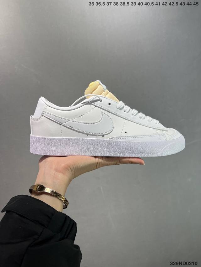 Nike Blazer Low ‘77 Jumbo 百搭单品 全新焕新升级经典 Blazer 鞋款，大号 Swoosh 突出新时代更加张扬的潮流感，对经典的又一