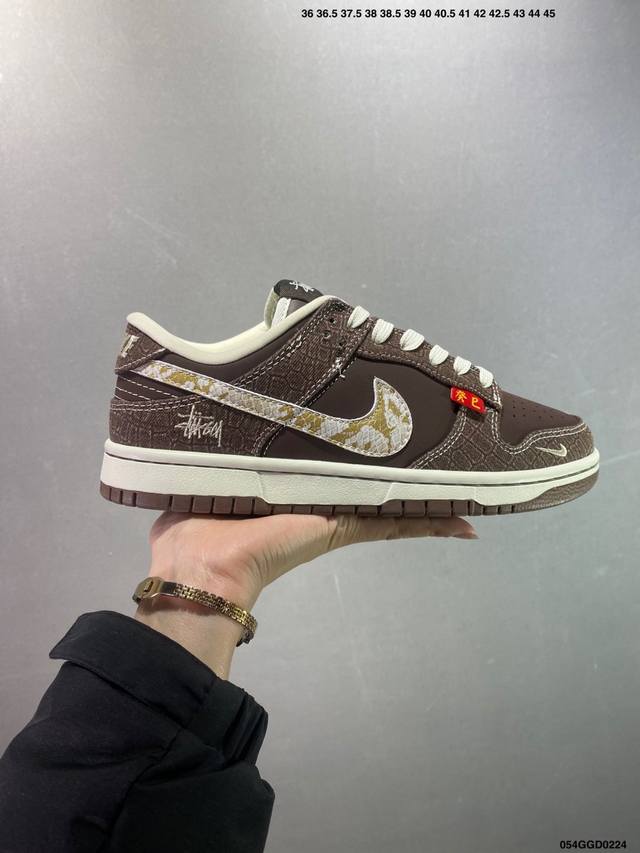 公司级Nike Dunk Sb Low 定制配色 定制Dunk Sb 具有经典的Dunk血缘，又注入了更多的时尚元素。相较于普通的Dunk滑板鞋，改良版的Dun