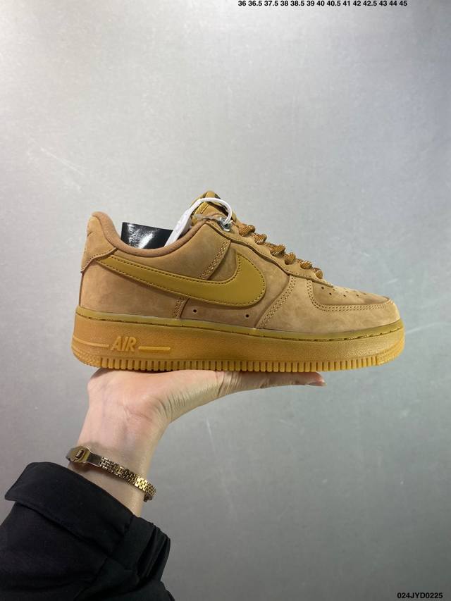 公司级Nike Air Force 1 Low 空军一号 Af1 低帮百搭休闲运动板鞋。柔软、弹性十足的缓震性能和出色的中底设计，横跨复古与现代的外型结合，造就