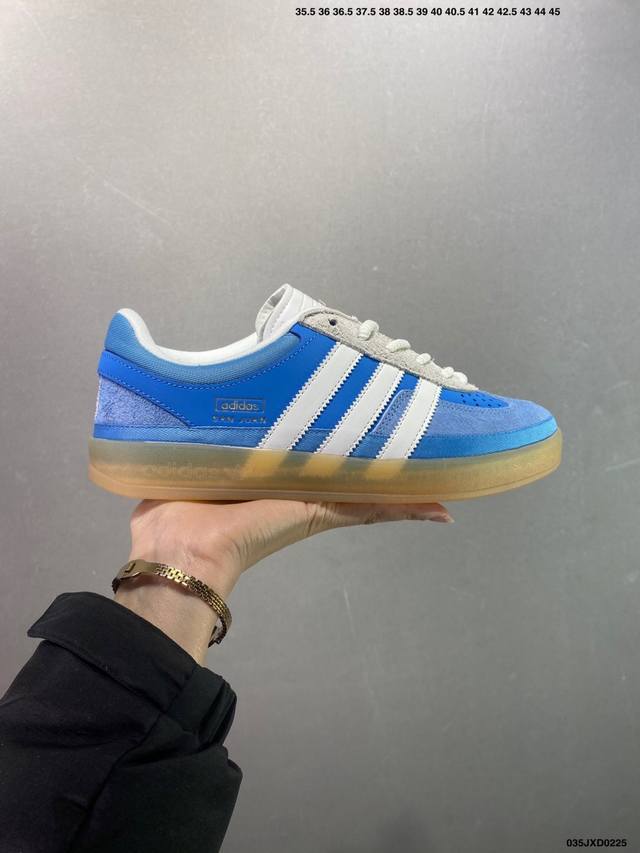 公司级Bad Bunny X X Adidas Originals Gazelle Indoor板鞋 联名T字德训鞋 蓝白灰生胶 货号：If9734 尺码36-