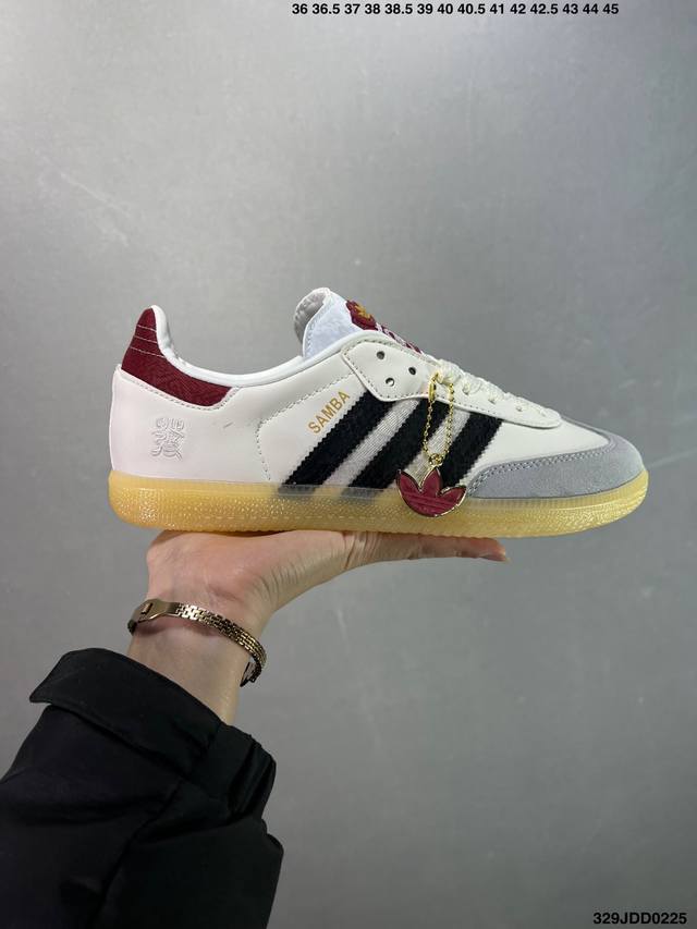 公司级Adidas Originals Samba Og阿迪达斯三叶草休闲鞋男鞋女鞋蛇年限定款新年款经典运动鞋德训鞋 以白色为主，鞋头采用浅灰色麂皮呈现，后跟和