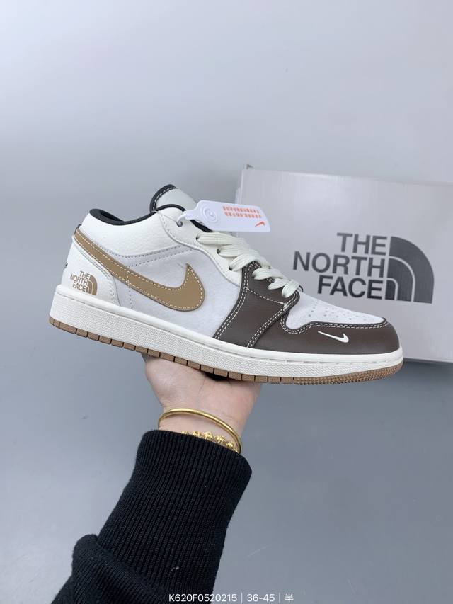 Air Jordan 1 Low Aj1乔1低帮休闲板鞋， 北面联名定制款 个性的设计风格以及品牌的经典元素 使其成为一双具有独特身份和价值的鞋子 清新而立体的