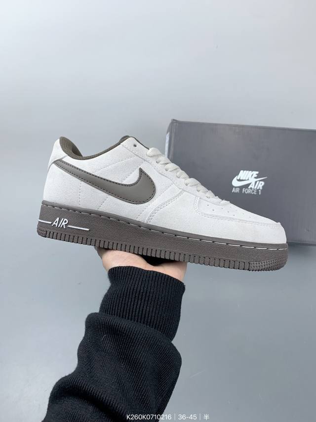 Air Force 1 ‘07 Low 原楦头原纸板 打造纯正空军版型 #专注外贸渠道 全掌内置蜂窝气垫 #原盒配件 原厂中底钢印、拉帮完美 官方同步上架 Si